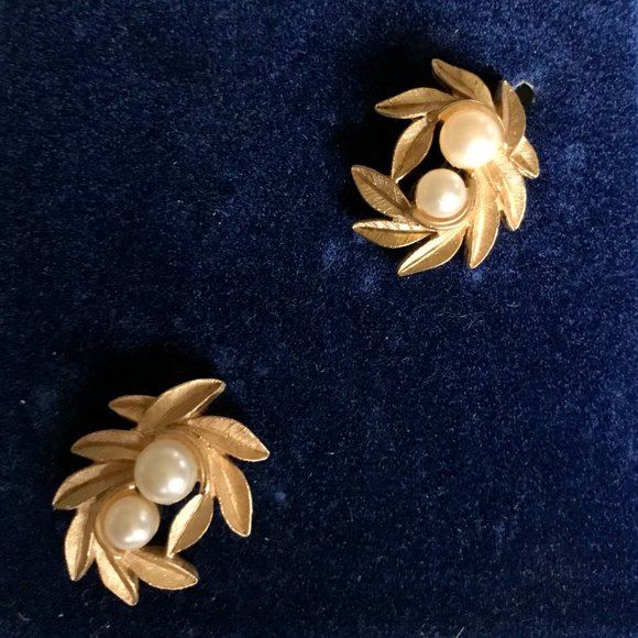 Vintage 1971 Avon Evening Creation Earrings - Picture 4 of 8